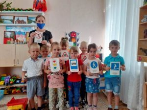 Подробнее о статье Проект в средней группе  «Учим ПДД играя»