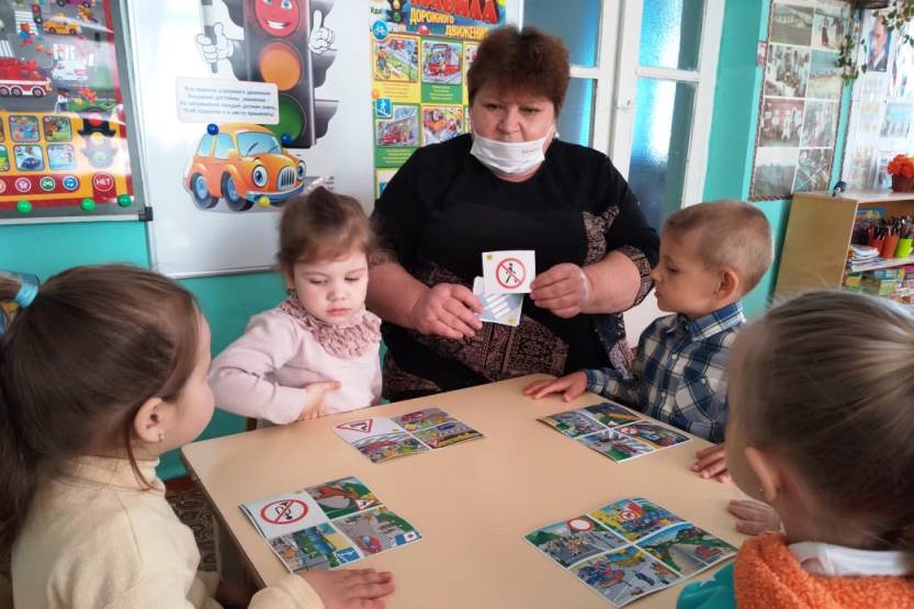 Подробнее о статье ПДД в группе «Ягодки-цветочки»